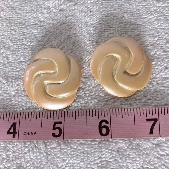 Vintage Iridescent Peach Textured Painted Metal Clip On Earrings - Picture 7 of 7